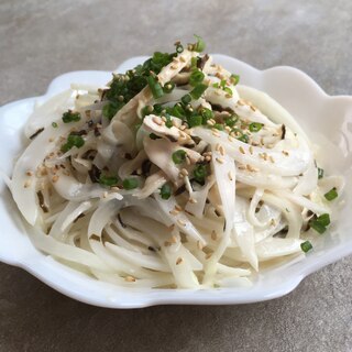 新玉ねぎとサラダチキンの塩昆布サラダ♪